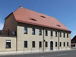 Straßenseitige Ansicht des ehemaligen Gasthofes Zum Rautenkranz (2012)