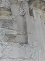 Links oben neben der Eingangstür des Obergeschosses in die Außenwand eingearbeitete Einbuchtungen für die Aufnahme architektonischer Verkleidungselemente.
