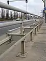 einfache Distanzschutzplanke mit Geländer