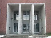 Neoklassizistisches Eingangsportal, erbaut zwischen 1936 und 1942