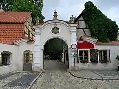 Eingangstor zum Friedensplatz mit Wächterhaus (heute Café)