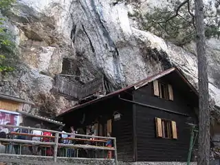 Führungshaus vor dem Höhleneingang (September 2007)