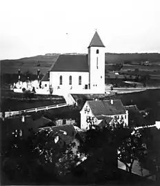 Die mit Fahnen geschmückte evangelische Kirche kurz vor der Weihe.