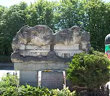 Denkmal 150 Jahre Eisenbahn neben dem Bahnhofsgebäude in Deutsch-Wagram (1987)