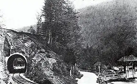 Eisenbahntunnel durch den Hangenden Stein Richtung Salzburg vor Elektrifizierung der Strecke (ca. 1907), re. davon ursprünglicher Straßenverlauf sowie ein Wehr des Almkanals