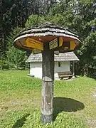 Wegspinne auf der Passhöhe und Kapelle.