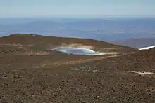 Zerstörte Inka-Grabstätte und kleiner See auf 5400&nbsp;m