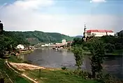 Blick von der Eisenbahnbrücke auf Schäferwand und Schloss