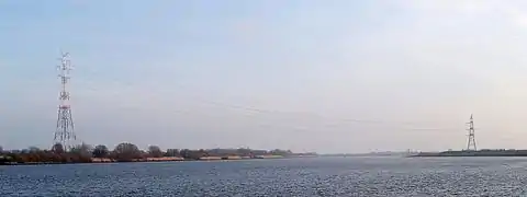 Ein seitlicher Blick auf den südlichen Teil der Elbekreuzung 2 zeigt, wie steil die Leitungen vom schon 76&nbsp;m hohen Abspannmast (rechts) zum südlichen Tragmast aufsteigen müssen