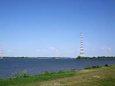 Vorn Elbekreuzung 1 (Masten 1 und 3 von links), dahinter Elbekreuzung 2 (Masten 2 und 4). Blick nach Osten elbaufwärts
