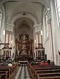 Kirchenschiff und Altäre