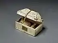 Elfenbeinkästchen mit Reliquien. Elfenbein, bemalt, mit originalen Reliquienpäcken im Inneren. Kästchen Süditalien oder Sizilien 1150-1200. Domschatz Halberstadt