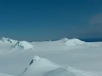 Blick vom Miziya Peak auf das Elhovo Gap mit dem Zemen Knoll, Radnevo Peak und Leslie Gap im Vordergrund