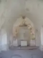 Innenraum mit Spitztonnengewölbe, Apsis und Altar (Mai 2018).