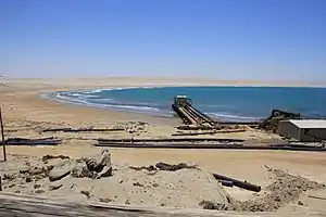 Elisabethbucht, im Vordergrund die Pumpstation zur Wasserversorgung der Diamantenwaschanlage (2018)