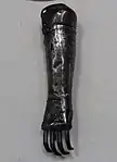 Eiserne Hand (16. oder 17.&nbsp;Jh.) aus Frankreich oder Deutschland, heute im Cotehele House in Cornwall