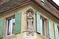 Neue Gasse 24: Nischenfigur Madonna mit Kind