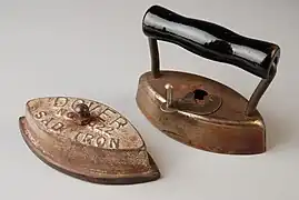 Modell mit Hakenschließe