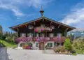 Bauernhof „Hinterschnabel“ in Faistenbichl, „Bergdoktorpraxis“ in der TV-Serie Der Bergdoktor