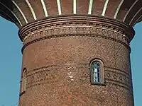 Ziermauerwerk: glasierte Backsteine  und abschließender Fries