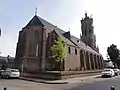 Der Chor mit der romanischen Sakristei und darunter zwei erhaltenen Kryptafenstern