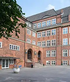 Eingang zum Gymnasium