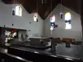 Interieur mit Altar und einem hängenden Kreuz von Waldemar Kuhn in der Liebfrauenkirche in Emmerich (2015)