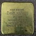 Emmy Nathan vor der Herderstraße&nbsp;21