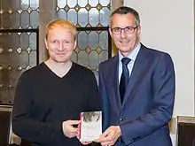 Jochen Schmidt und Bürgermeister Andreas Wolter präsentieren das Buch Schneckenmühle