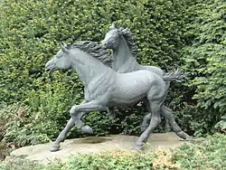 Skulptur von zwei Emscherbrücher Wildpferden vor dem Eingang der Heitkamp Bauholding