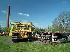Schwerer sowjetischer Kettentraktor DET-250 als Rückmaschine einer Bandanlage