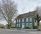 Haus 4 – eingerahmt von stattlichen Hausbäumen