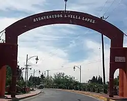 Portal an der Einfahrt zu Villa López