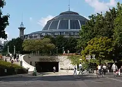 Der Eingang (Porte du Jour) zum Forum des Halles mit der Pariser Börse und der Colonne Médicis im Hintergrund.