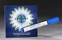 Gegen den Strich Der Barcode-Verschwörung zufolge geben Scancodes auf Produkten negative Energien ab, mit deren Hilfe eine „geheime Regierung“ sukzessive die Weltbevölkerung reduzieren will. Hilfsmittel wie dieser Entstör-Stift sollen die gekauften Produkte neutralisieren und den Code unschädlich machen. Entstör-Stift für Barcodes Stiftung Kloster Dalheim. LWL-Landesmuseum für Klosterkultur. Foto: LWL/Ansgar Hoffmann, www.hoffmannfoto.de