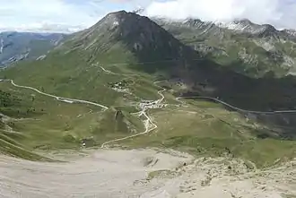 Die Passhöhe von Süden mit der Straße zum Col du Galibier. Mittig Les Anrouchores (2740&nbsp;m).