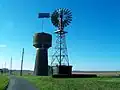 Wasserturm und Windrad