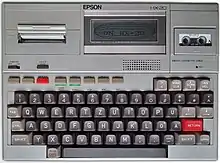 Frontalansicht des Epson HX-20 mit Deutscher Tastatur