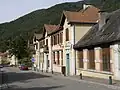 Ortszentrum mit Mairie (Rathaus)