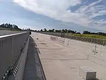 Zu sehen ist der sich nahe Schwaigerloh befindende östliche Eingang des unter dem Flughafen München verlaufenden S-Bahn-Tunnels. Die Verlegung der Gleise ist noch nicht erfolgt.