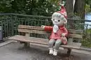 Das Sandmännchen auf der Bank an der Rathausbrücke