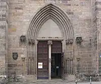 Das Hauptportal der Kirche