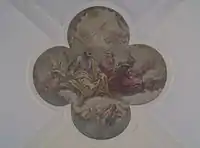 Deckenfresko in der Vierung 2002 (links) und 2016 (rechts):Das Deckenfresko wurde ebenfalls dem schlichten Stil der Kirche angeglichen und hat durch das Überziehen mit einem Grauschleier seine farbenfrohe, barocke Erscheinung verloren.