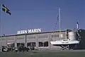 Die 2000. Albin Vega vor einem Gebäude der Werft
