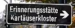 Die Erinnerungsstätte befindet sich im Kartäuser-Park an der Unterrather Straße.