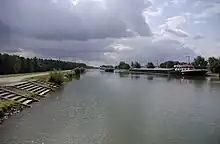 Schleusenvorhafen Kriegenbrunn mit zwei Gütermotorschiffen