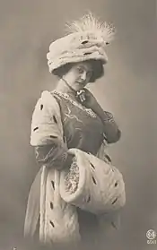 Hermelinhut, -schal- und -muff mit Schweifen(um 1910)