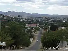 Mediclinic in Windhoek-Eros Park, Namibia(Gebäude mit rotem Dach in der Bildmitte)