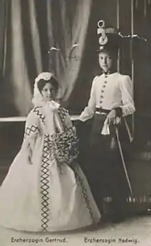 Erzherzoginnen Gertrud (links) und Hedwig in Kostümen (1908)