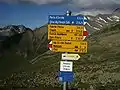 Wanderwegweiser bei der Hütte